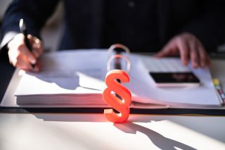 Foto: Mann mit Aktenordner